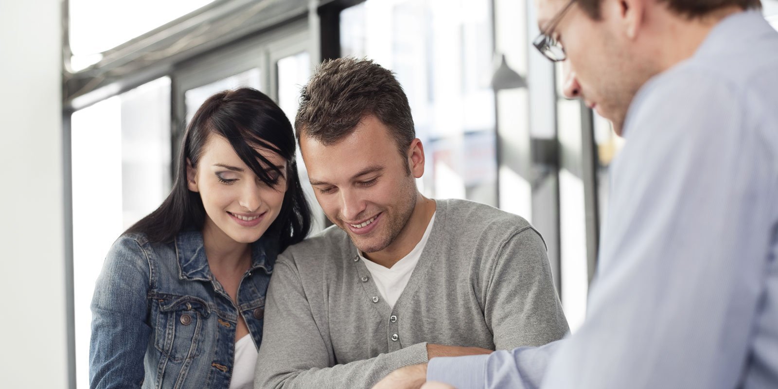 Kundenberatung für ein junges Paar
